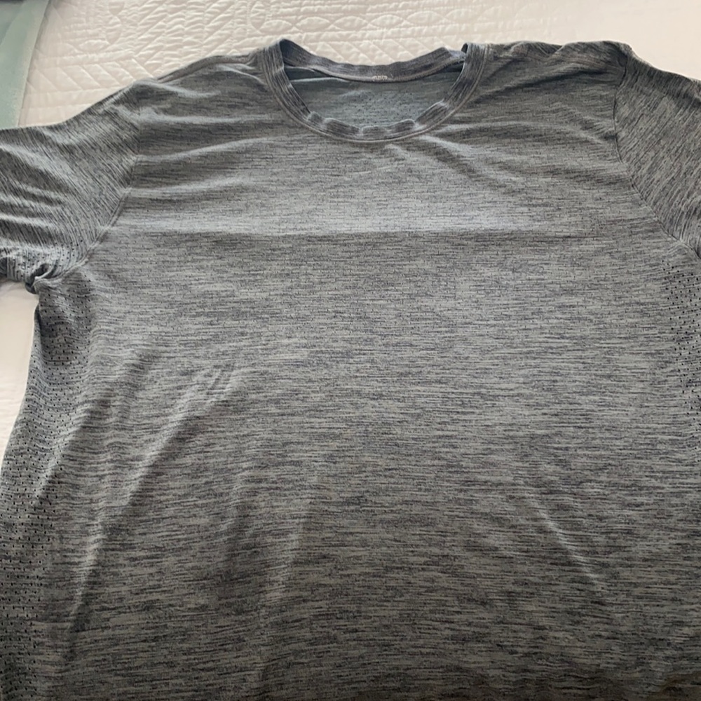 Men’s Lululemon short sleeve shirt